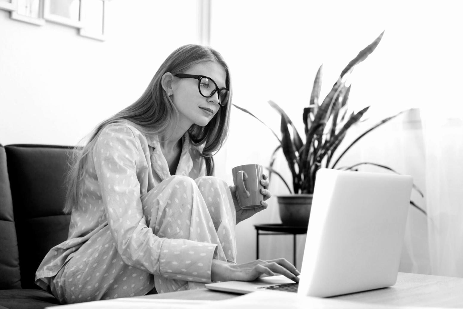 Analyse de documents financiers sur un bureau avec graphiques et calculatrice
